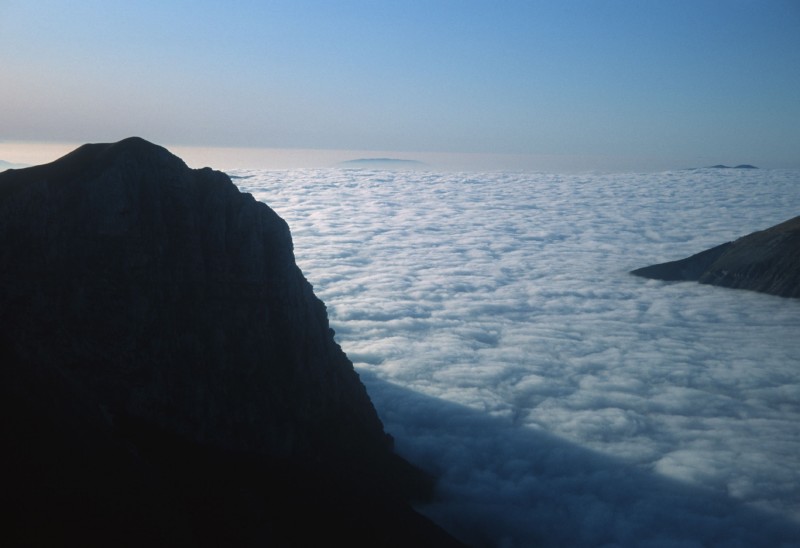 Il Monte Bove Nord emerge da un mare di nebbia