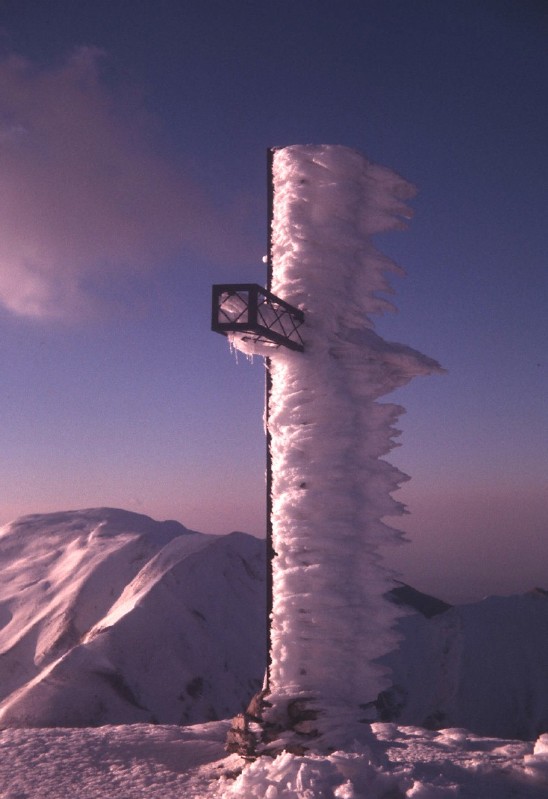Pizzo Tre Vescovi, la prima nevicata autunnale con il sole al tramonto
