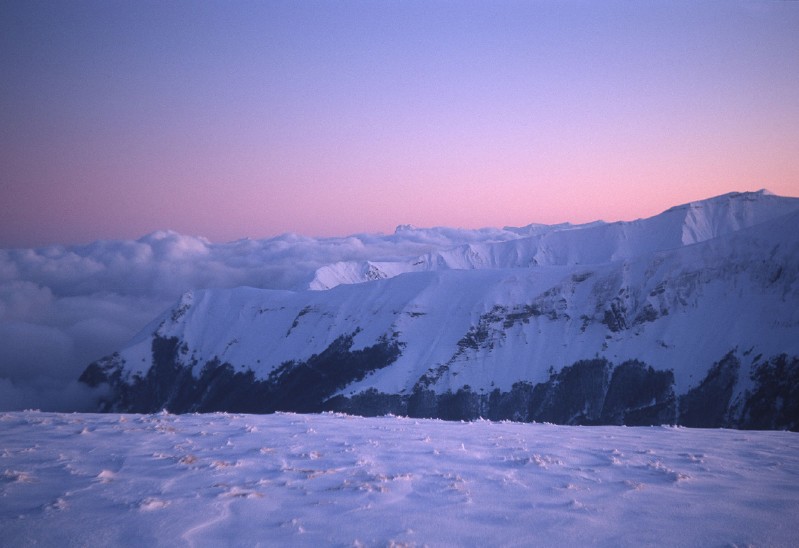 Le pendici della Priora e della Sibilla al tramonto; sullo sfondo il Gran Sasso