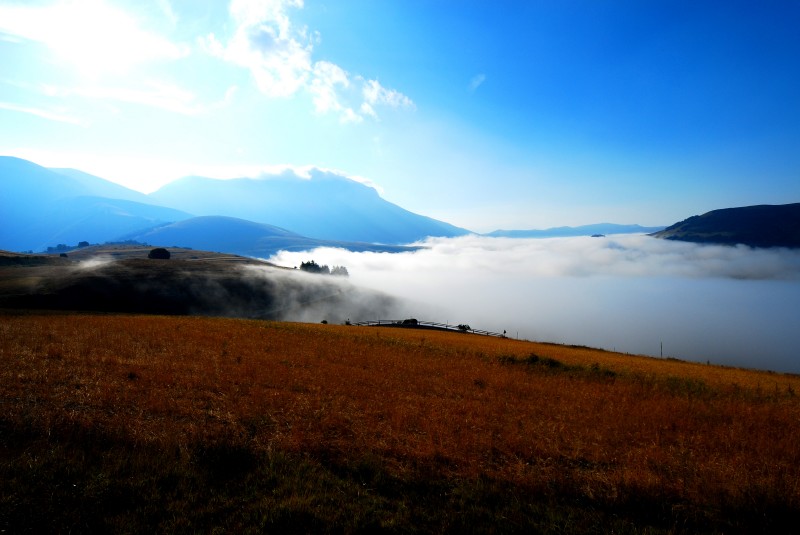La montagna si sveglia al nascere del sole