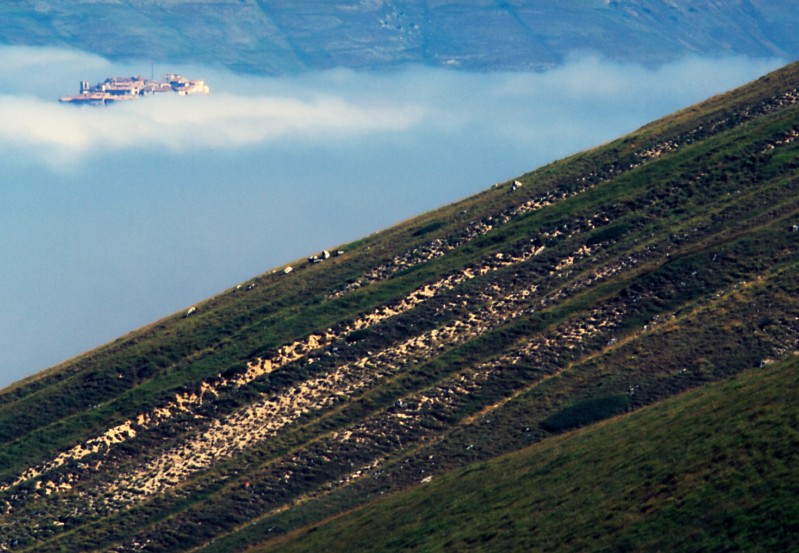 Castelluccio avvolto dalla nebbia
