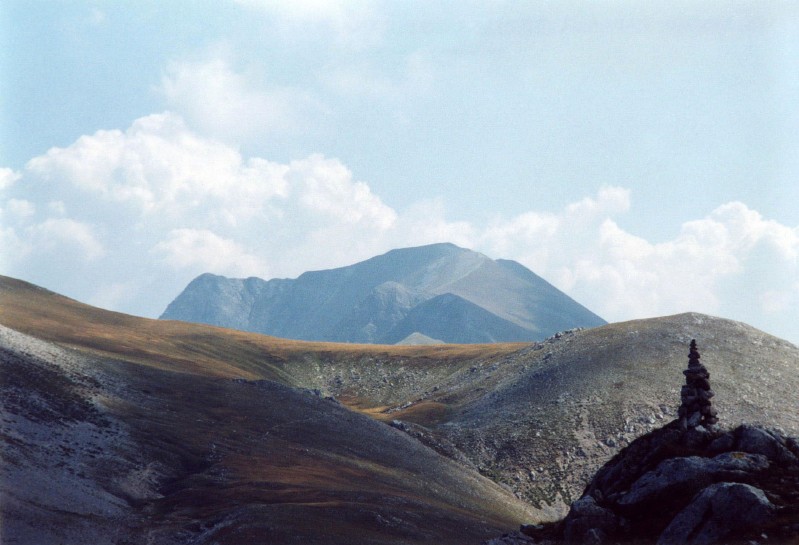 Ometto di pietra con vista del Vettore