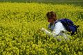 Ragazza tra i fiori