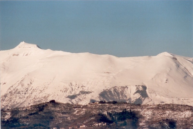 La Sibilla e l'omonimo rifugio vestiti di neve