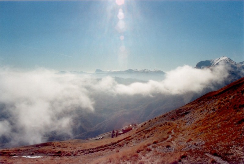 veduta sul Rifugio Sibilla sospeso tra le nuvole