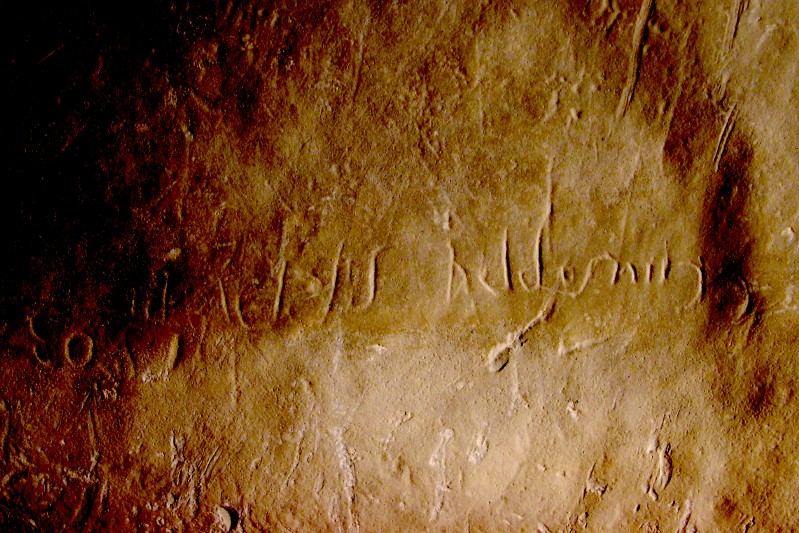 Strane iscrizioni ai piedi del lago