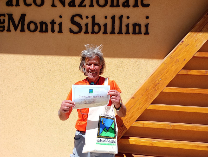 IL SIGNOR MASSIMO RICEVE L'ATTESTATO DI PERCORRENZA